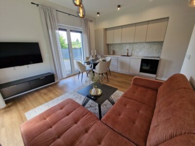 Nowy apartament z tarasem i ogrodem
